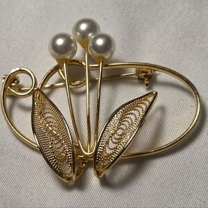 Elegant Gold and Pearl Brooch